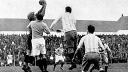 Schwarz-weiß Foto einer Szene aus einem Fußballspiel.