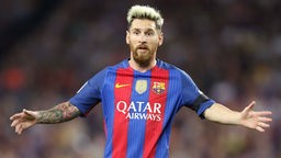 Lionel Messi mit weit ausgebreiteten Armen.