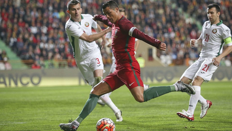 Christiano Ronaldo setzt zu einem Schuss an.