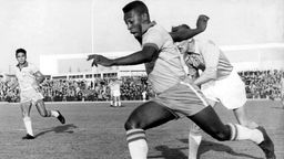 Schwarz-weiß Foto von Pelé während eines Fußballspiels.