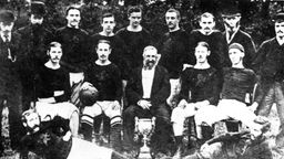 Schwarz-weiß Foto von 1880 zeigt Spieler und Offizielle des britischen Fußballklubs Aston Villa.