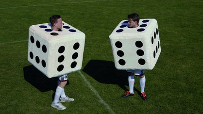 Zwei Fußballspieler mit Würfel-Kostüm.