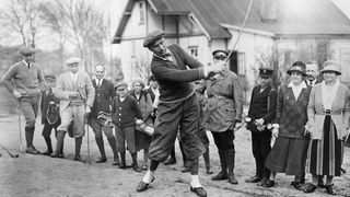 Schwarz-weiß Foto von 1920: Profi-Golfer Hans Heinrich Samek beim Abschlag.