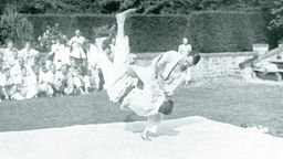 Schwarz-Weiß Foto: Judoka bei Kampf in Sommerschule.