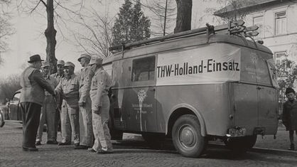 THW-Kräfte mit Einsatzbus in den Niederlanden.