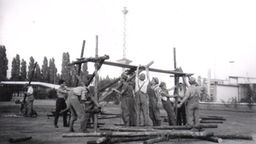 Training vor einem Funkturm im Jahr 1952.
