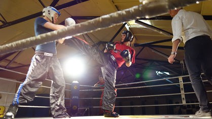 Johannes und Gegnerin bei Boxkampf in Ring.