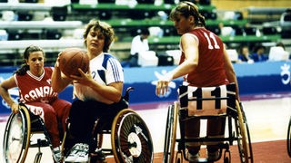 Rollstuhlbasketball-Spiel der Frauen bei den Paralympics in Barcelona 1992.