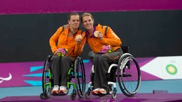 Die niederländischen Spielerinnen Buis and Vergeer zeigen ihre Goldmedaille.