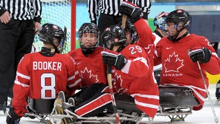 Kanadische Sledgehockey Nationalmannschaft bei Jubel vor Tor.