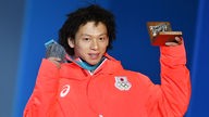 Ayumu Hirano zeigt seine Silbermedaille bei den Olympischen Spielen in Pyeongchang.