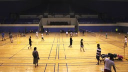 Badmintonfelder in einer Halle bei Wettkampf.