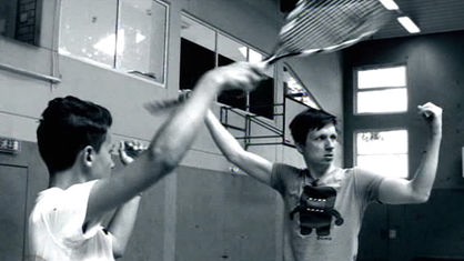 Schwarz-weiß Foto: Johannes und Malte beim Training in der Halle.