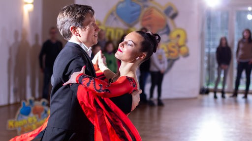 Johannes tanzt bei seiner Prüfung mit seiner Tanzpartnerin Evelyn Axt.