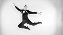 Schwarz-weiß Foto: Tanzszene von Fred Astaire.