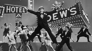 Schwarz-weiß: Gene Kelly bei Tanzszene in dem Film 'I'm singin' in the rain'.