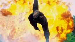 Ausschnitt aus einer Folge der Serie 'Alarm für Cobra 11', ein Mann wird von einer Explosion durch die Luft geschleudert.