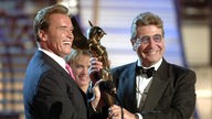 Arnold Schwarzenegger übereicht die Trophäe 'Taurus World Stunt Award' an den Stuntman Vic Armstrong. 