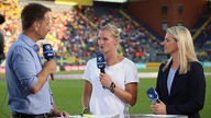 Sportreporter Claus Lufen (links) mit Reporterin Nia Künzer und Alexandra Popp (Mitte). 