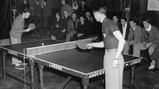 Schwarz-Weiß-Foto: Zwei Spieler bei Einzel vor Publikum.