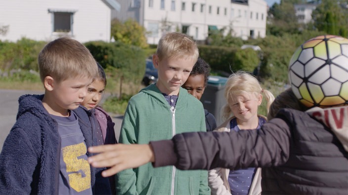 Marlon und seine Freunde sind begeistert von Sanders Fußballtricks.