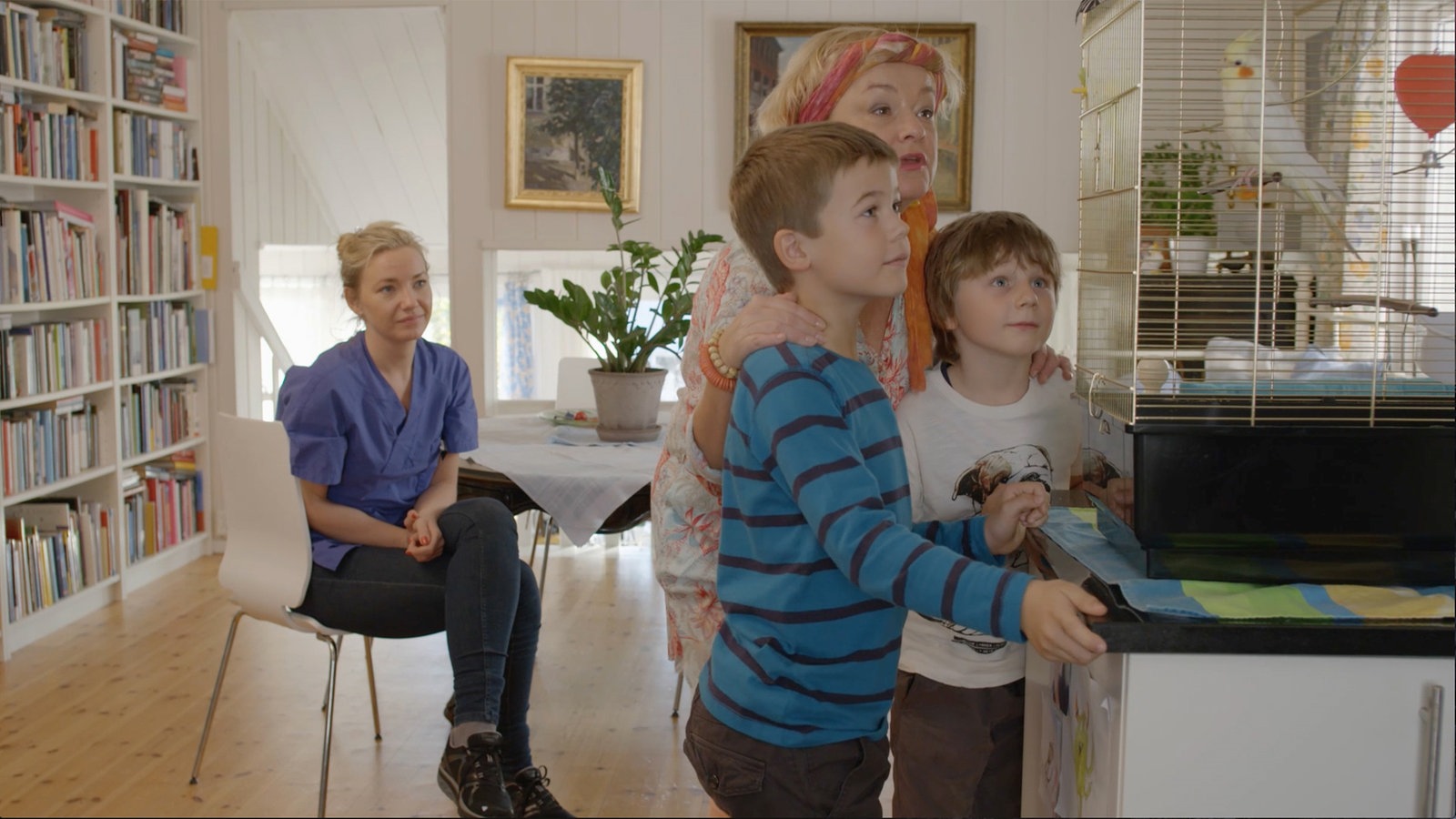 Die Familie beobachtet den Käfig.