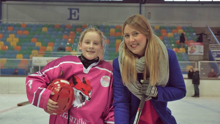 Vicky mit Eishockey-Spielerin auf dem Eis