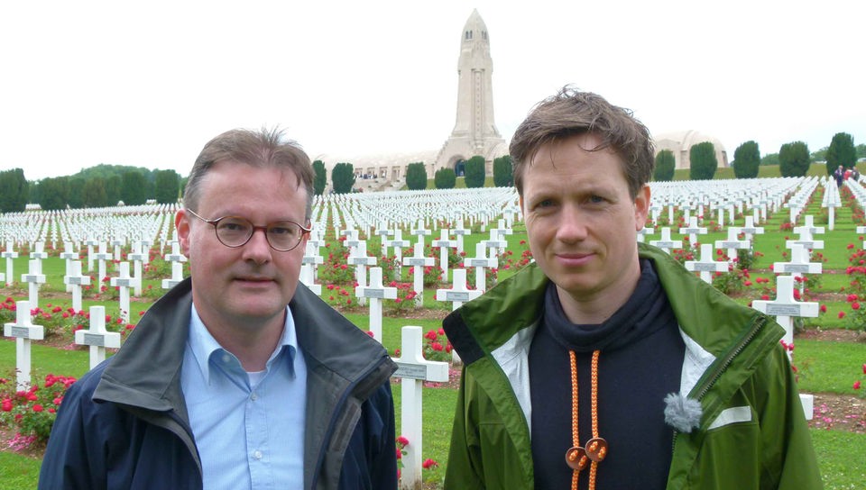 Johannes mit seinem Gast auf einem Soldaten Friedhof.