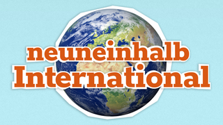 Weltkugel vor blauem Hintergrund, davor Schriftzug 'neuneinhalb International'.