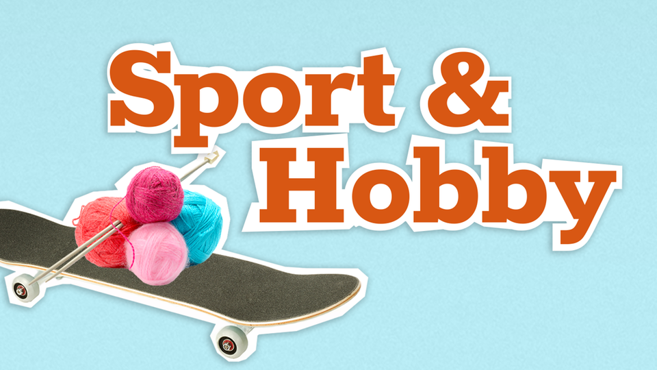 Schriftzug 'Sport & Hobby' auf blauem Hintergrund in der linken Ecke Skateboard, auf dem Wollknäuel mit Stricknadeln liegen.