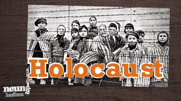 Jüdische Kinder stehen in einem Konzentrationslager hinter Stacheldraht.