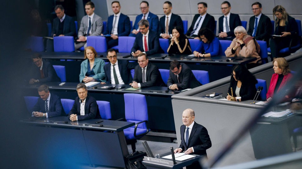 Olaf Scholz am Rednerpult im Bundestag, dahinter Regierungsbank.