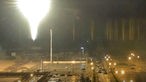 Nachtaufnahme: Explosion über dem Gelände des Atomkraftwerkes Saporischscha.