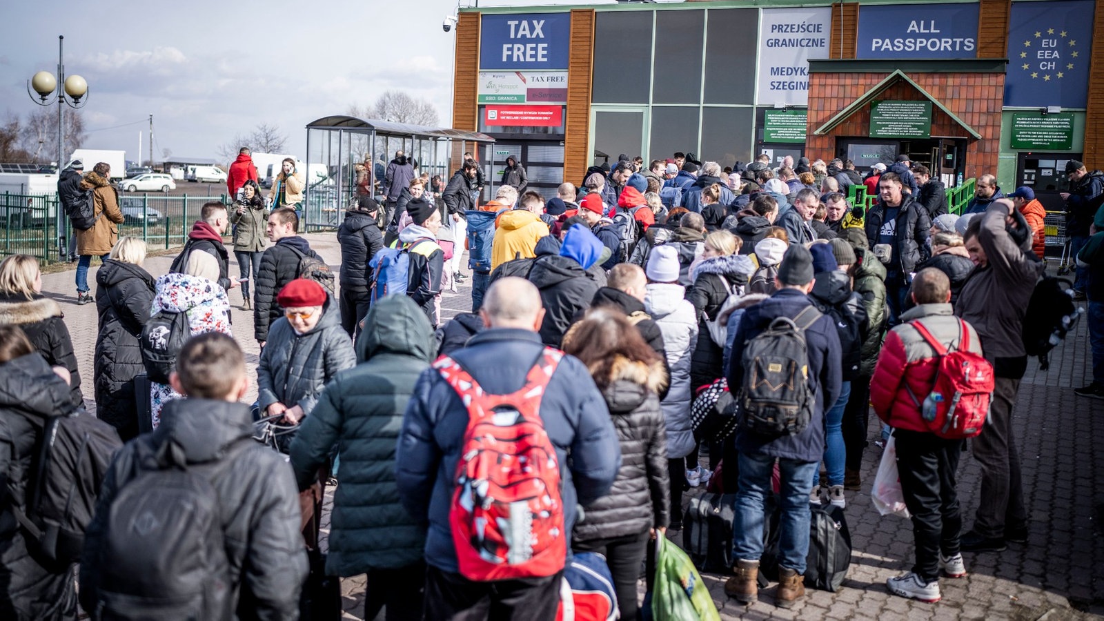 Flüchtlinge aus der Ukraine an polnischem Grenzposten.