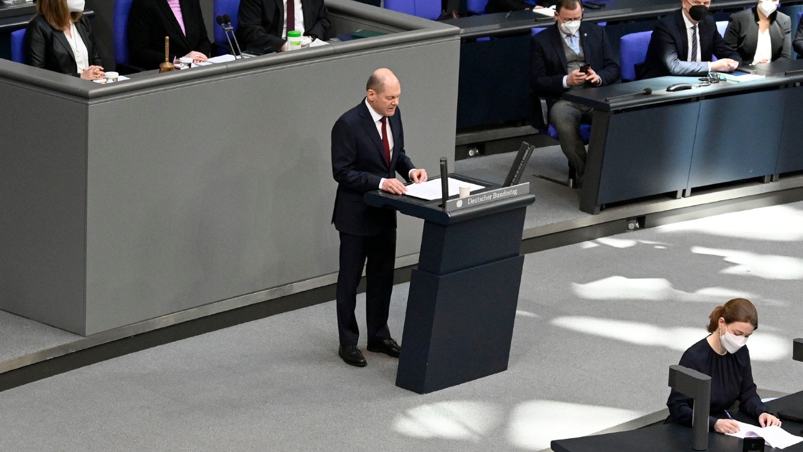 Bundeskanzler Olaf Scholz bei Rede im Bundestag.