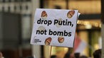 Schild mit der Aufschrift "drop Putin, not bombs".