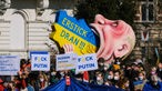 Karnevalsfigur-Plastik von Putin, der sich eine Platte in Form des ukrainischen Staatsumrisses in den Mund stopft mit der Aufschrift "Erstick dran".