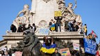 Demonstrierende auf der Statue der Republik in Paris. 