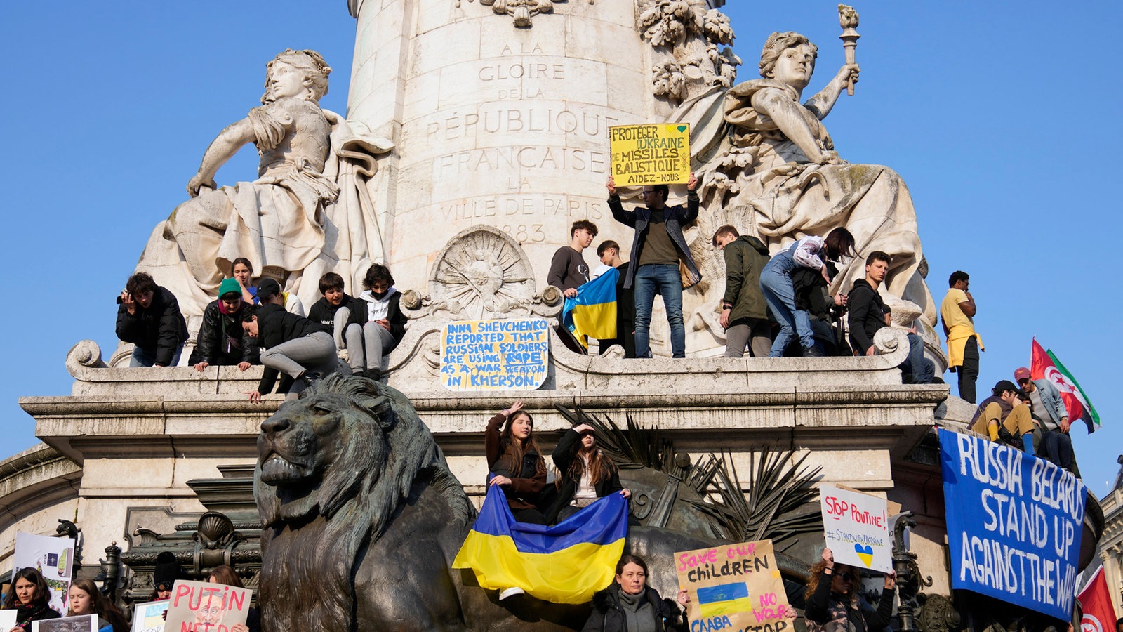 Demonstrierende auf der Statue der Republik in Paris. 