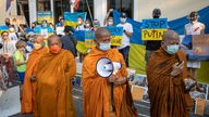 Mönche protestieren in Bangkok, Thailand, gegen den Krieg in der Ukraine. 