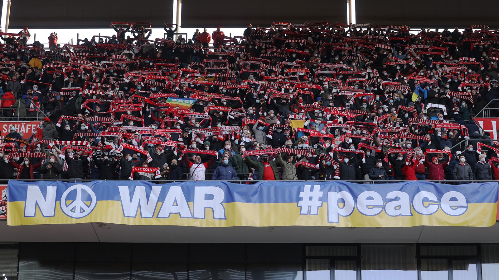 Beim Bundesligaspiel Köln gegen Hoffenheim am 6. März 2022 zeigen Zuschauer ein Transparent mit der Aufschrift "No war, #peace".
