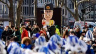 Mottowagen mit einer Figur des russischen Präsidenten Putin auf der Friedensdemonstration in Köln am Rosenmontag 2022.
