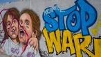 Graffiti auf einer Mauer in Berlin mit der Botschaft "Stop War".