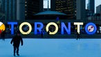 Das Toronto-Zeichen in der Innenstadt von Toronto wird in den Farben der ukrainischen Flagge beleuchtet. 