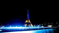 Der Eiffelturm bei Nacht wird in den Farben der ukrainischen Flagge angestrahlt. 