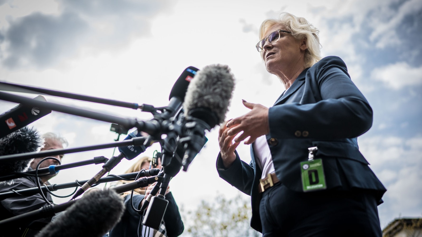 Verteidigungsministerin Christine Lambrecht an einem Mikrofon.