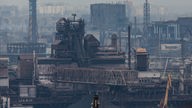 Blick auf das Azovstal-Stahlwerk in der ukrainischen Hafenstadt Mariupol.