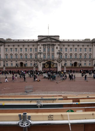 Blick von einer Zuschauertribüne auf den Buckingham Palace. ; Rechte: dpa/Jordan Pettitt