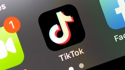 TikTok-Icon auf Handybildschirm.