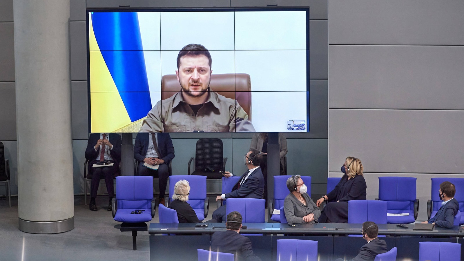 Wolodymyr Selenskyj auf einer Videoleinwand im Deutschen Bundestag.